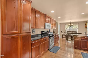 907 Worchester Dr, Medford, OR 97501 - Photo 8