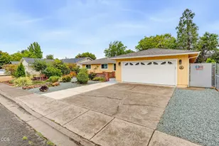 732 Sandra Ln, Central Point, OR 97502 - Photo 2