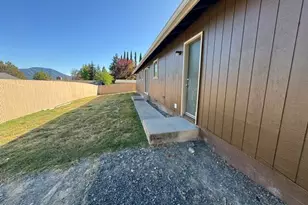 1931 NW Candler Ave, Grants Pass, OR 97526 - Photo 16