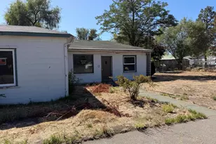 240 NW Birch Ave, Redmond, OR 97756 - Photo 2