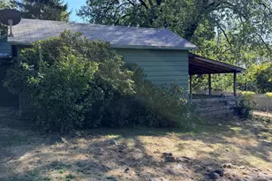 1336 NE Beacon Dr, Grants Pass, OR 97526 - Photo 4