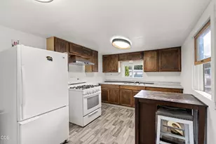 2395 Redwood Ave, Grants Pass, OR 97527 - Photo 4