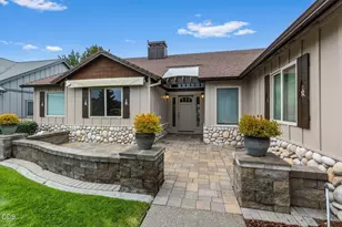 2635 NW Canyon Dr, Redmond, OR 97756 - Photo 2