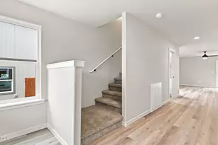 151 SE Champagne Ct, Grants Pass, OR 97527 - Photo 2