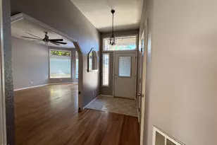1106 Hampton Dr, Central Point, OR 97502 - Photo 2