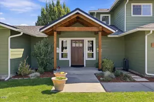 755 S 4th St, Central Point, OR 97502 - Photo 2
