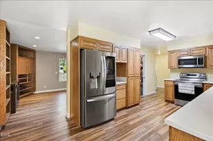 755 S 4th St, Central Point, OR 97502 - Photo 8