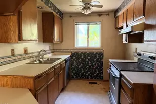 1209 N 10th St, Central Point, OR 97502 - Photo 4