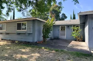1209 N 10th St, Central Point, OR 97502 - Photo 2