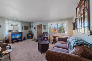 455 Crystal Dr, Grants Pass, OR 97527 - Photo 4