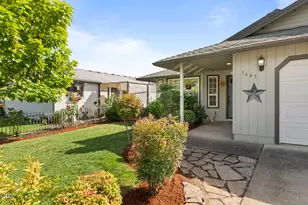 1643 Jessica Cir, Central Point, OR 97502 - Photo 4