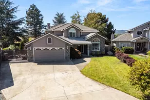 105 Amanda Ct, Central Point, OR 97502 - Photo 2