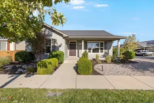 510 Stone Pointe Dr, Central Point, OR 97502 - Photo 1