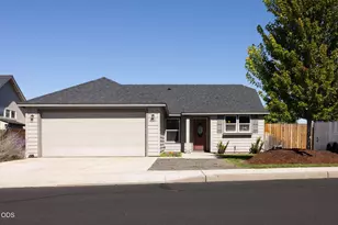 2721 NE 6th Dr, Redmond, OR 97756 - Photo 2
