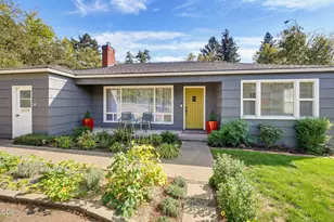 2418 Hillcrest Rd, Medford, OR 97504 - Photo 2