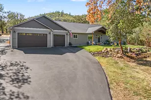 4873 Old Stage Rd, Central Point, OR 97502 - Photo 2