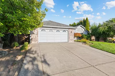1443 Yellowstone Avenue, Medford, OR 97504 - Photo 2