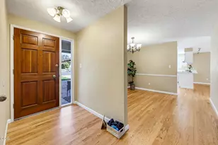 567 N Stoneham Cir, Medford, OR 97504 - Photo 4