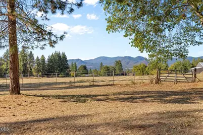 758 Summit Loop, Grants Pass, OR 97527 - Photo 32