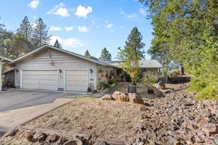 758 Summit Loop, Grants Pass, OR 97527 - Photo 2