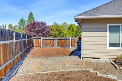 4126 Hemlock Drive, Medford, OR 97504 - Photo 4