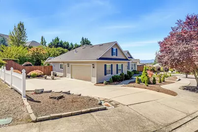 4126 Hemlock Drive, Medford, OR 97504 - Photo 2