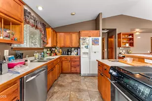 759 NW Bellevue Pl, Grants Pass, OR 97526 - Photo 10