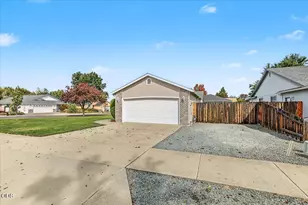 1911 Layla Dr, Medford, OR 97501 - Photo 8