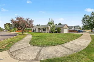 1911 Layla Dr, Medford, OR 97501 - Photo 2