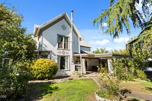 322 N 3rd St, Central Point, OR 97502 - Photo 4
