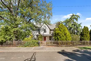 322 N 3rd St, Central Point, OR 97502 - Photo 2