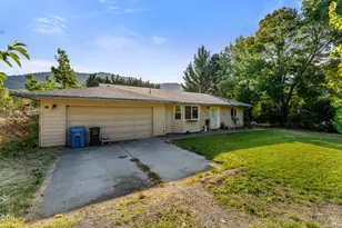 355 Cheslock Rd, Grants Pass, OR 97527 - Photo 1