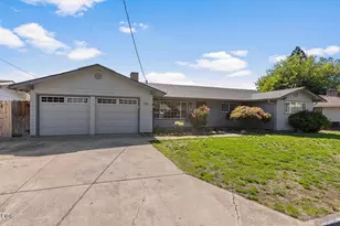 106 Victoria Way, Central Point, OR 97502 - Photo 1