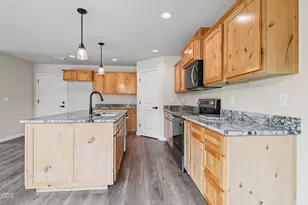 171 SE Champagne Ct, Grants Pass, OR 97527 - Photo 8