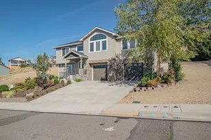 2454 Herrington Way, Medford, OR 97504 - Photo 2