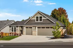 321 Arrowhead Trail, Eagle Point, OR 97524 - Photo 2