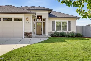 3726 Arizona Dr, Medford, OR 97504 - Photo 2
