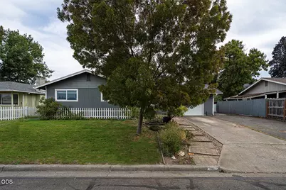 112 Saxbury Drive, Central Point, OR 97502 - Photo 2