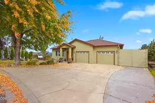2504 SW 32nd St, Redmond, OR 97756 - Photo 2