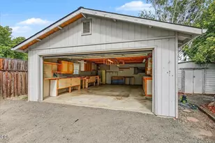 611 Edwina Ave, Central Point, OR 97502 - Photo 44