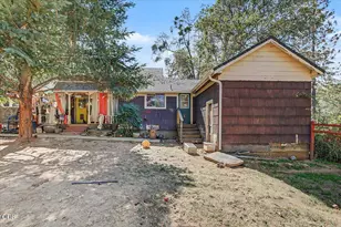 2494 Hamilton Ln, Grants Pass, OR 97527 - Photo 2