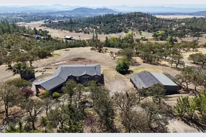 1234 Wedgewood Drive, Eagle Point, OR 97524 - Photo 2
