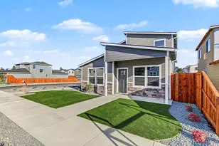 944 Honey Bee St, Medford, OR 97501 - Photo 1