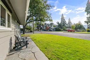 910 Crown Ave, Central Point, OR 97502 - Photo 32