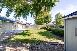 752 NE Nickernut Pl, Redmond, OR 97756 - Photo 16