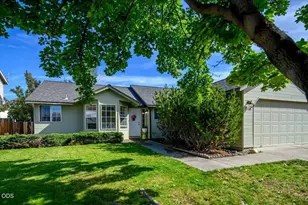 2014 SW 30th St, Redmond, OR 97756 - Photo 1