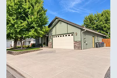 1052 Kensington Court, Central Point, OR 97502 - Photo 2