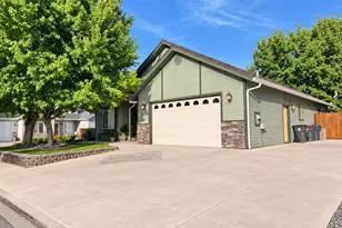 1052 Kensington Ct, Central Point, OR 97502 - Photo 2