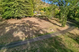 1105 NE Beacon Dr, Grants Pass, OR 97526 - Photo 30