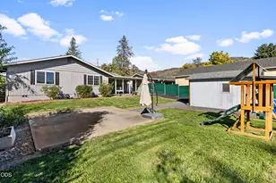 241 NE Savage St, Grants Pass, OR 97526 - Photo 34